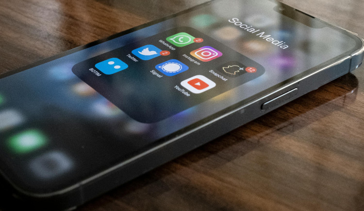 Žena z Vysočiny přes sítě naletěla podvodníkovi. Zájezdu na Havaj se nedočkala