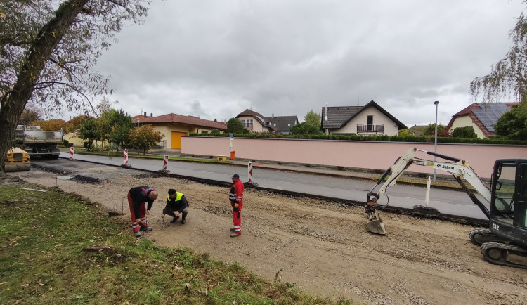 Lampy vysoké 4 metry? V Litvínovicích kvůli tomu museli jednat s leteckou bezpečností