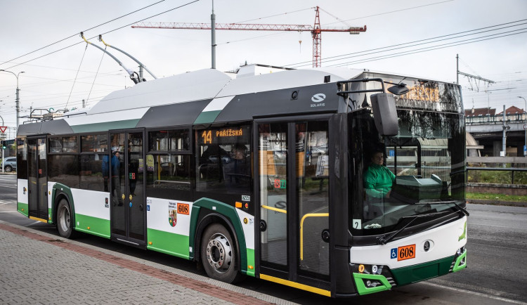 Pětiletý postižený chlapec utekl mamince, nasedl do trolejbusu a vydal se na výlet