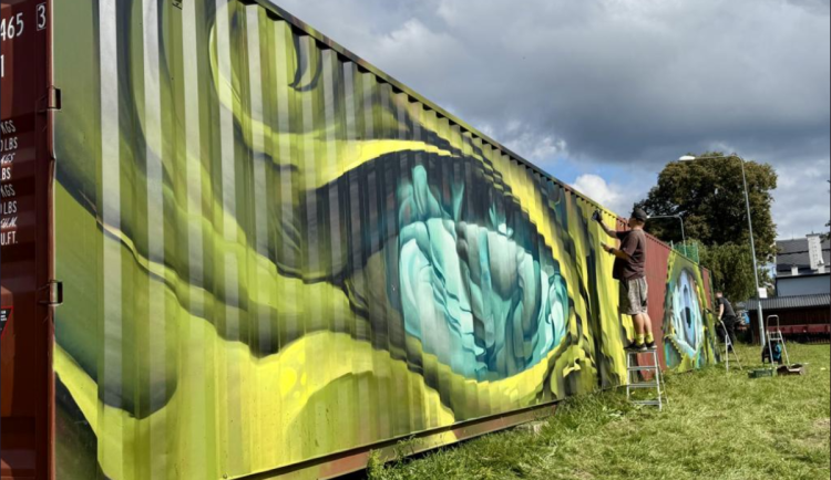 Street art ozdobil v Chrastavě nevzhledné hasičské kontejnery, město ušetřilo