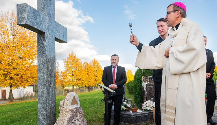 Na hřbitovech je možné zapálit svíčku za ty, jejichž hrob je vzdálený či neznámý