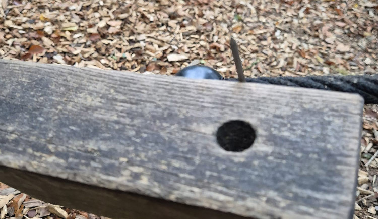 Nastražené hřebíky trčí z herní prvků. Šumperk varuje před nebezpečím pro děti