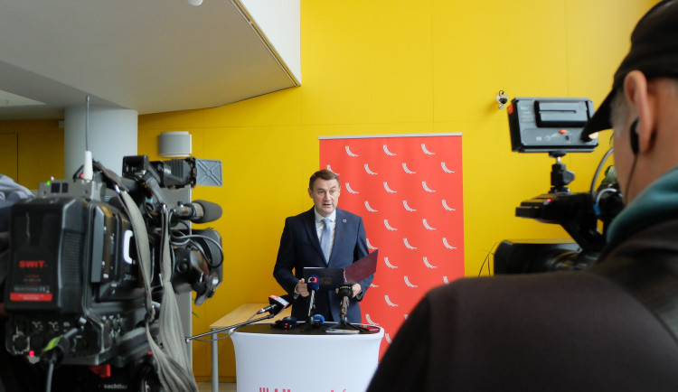 Policie obvinila hejtmana Martina Půtu, podle ní neoznámil nabídku úplatku