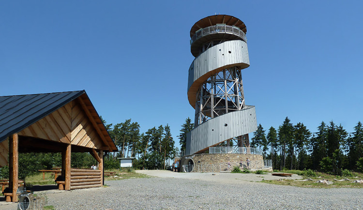 Rozhledna na Velkém Kosíři je kvůli špatnému stavu některých prvků už dva roky zavřená