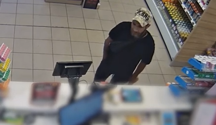 Policie hledá muže, který platil kradenou kartou