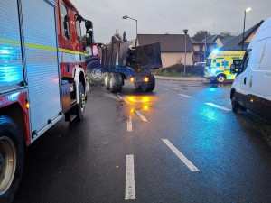 V Bludově se traktor srazil s autem, řidičku odvezla záchranka. Nehoda zavřela průtah obcí
