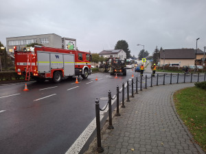 V Bludově se traktor srazil s autem, řidičku odvezla záchranka. Nehoda zavřela průtah obcí