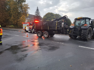 V Bludově se traktor srazil s autem, řidičku odvezla záchranka. Nehoda zavřela průtah obcí
