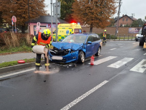 Řidičku museli v Bludově po srážce s traktorem vyprošťovat z auta hasiči, odvezla ji záchranka