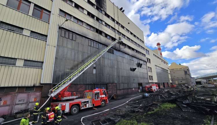 Pražští hasiči zasahovali u požáru v bývalé průmyslové budově, pět lidí evakuovali