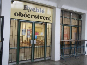 Myši, trus, špína a zbytky na podlaze. Inspekce zavřela rychlé občerstvení v Přerově