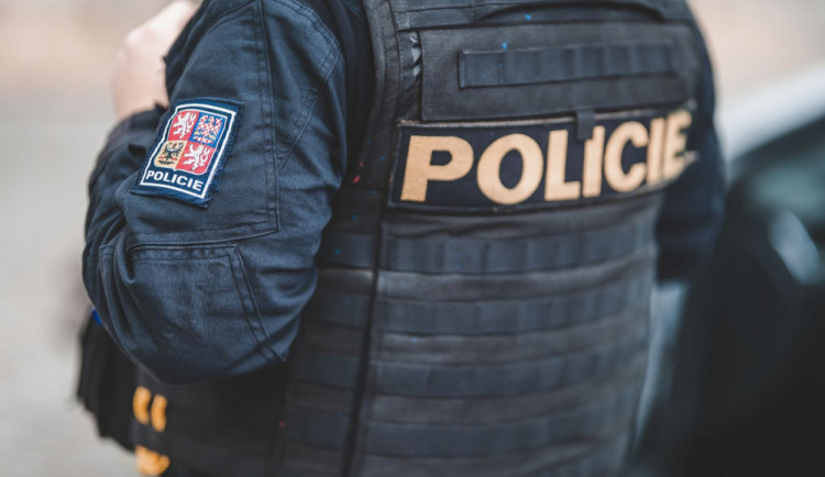 Mrtvý muž u paneláku v Zábřehu. Lidé spekulují o vraždě, policie nařídila pitvu