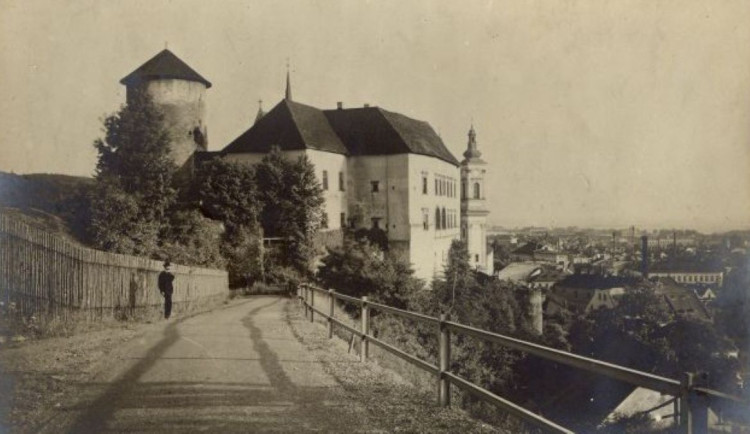 DRBNA HISTORIČKA: Šternberk si kníže přestavěl na středověký hrad s topením a výtahem