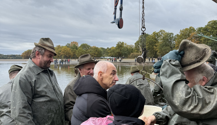 Hejtman Kuba strčil hlavu do kádě s kapry a stal se oficiálně rybářem