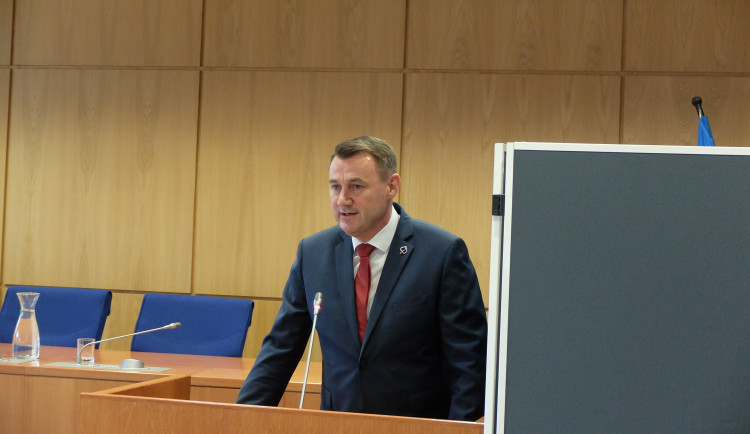 Mimořádný sněm Starostů pro Liberecký kraj podpořil obviněného hejtmana Půtu