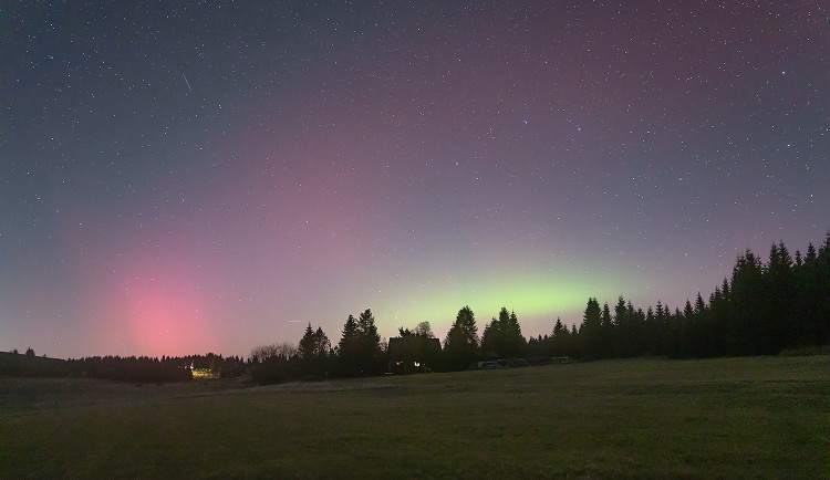 Noc na neděli přinesla také v kraji hvězdnou podívanou. Kometu Lemmon i polární záři
