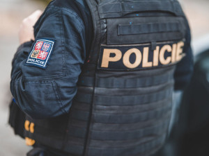 Mrtvý muž u paneláku v Zábřehu. Lidé spekulují o vraždě, policie nařídila pitvu