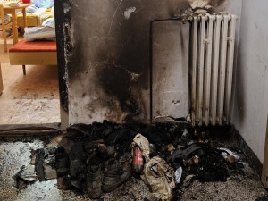 Z ubytovny v Zábřehu hasiči evakuovali 35 osob, tři lidé se nadýchali zplodin. Hořely odpadky