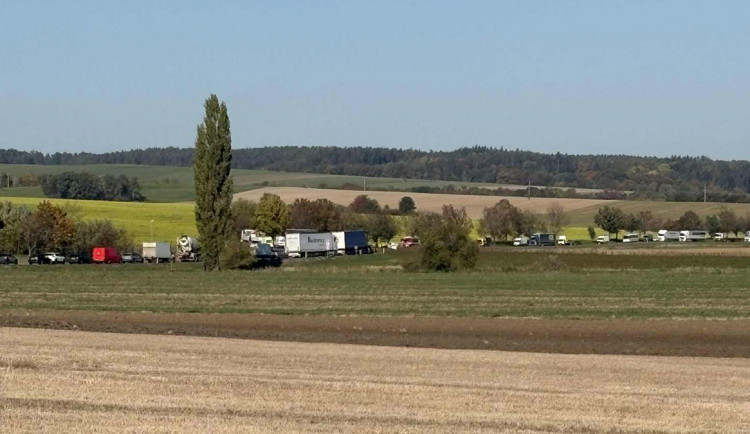 Střet auta a sanitky zablokoval tah za Mohelnicí, k nehodě letěl vrtulník