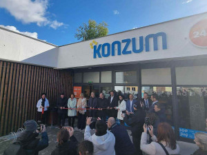 Z Jednoty je Konzum 24/7. Samoobslužný obchod v Jeseníku otestovala i první dáma