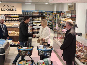 Z Jednoty je Konzum 24/7. Samoobslužný obchod v Jeseníku otestovala i první dáma