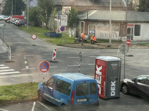 Děláte to řidičům naschvál? Motoristé zuří nad pomalými opravami Pasteurovy