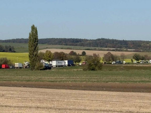 Střet auta a sanitky zablokoval tah za Mohelnicí, k nehodě letěl vrtulník