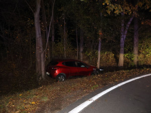 Opilý mladík nezvládl rychlost a u Břevence v noci vyletěl ze silnice. Skončil ve stromě