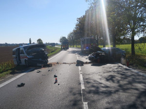 Střet auta a sanitky zablokoval tah za Mohelnicí, k nehodě letěl vrtulník
