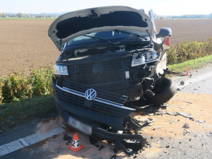 Střet auta a sanitky zablokoval tah za Mohelnicí, k nehodě letěl vrtulník