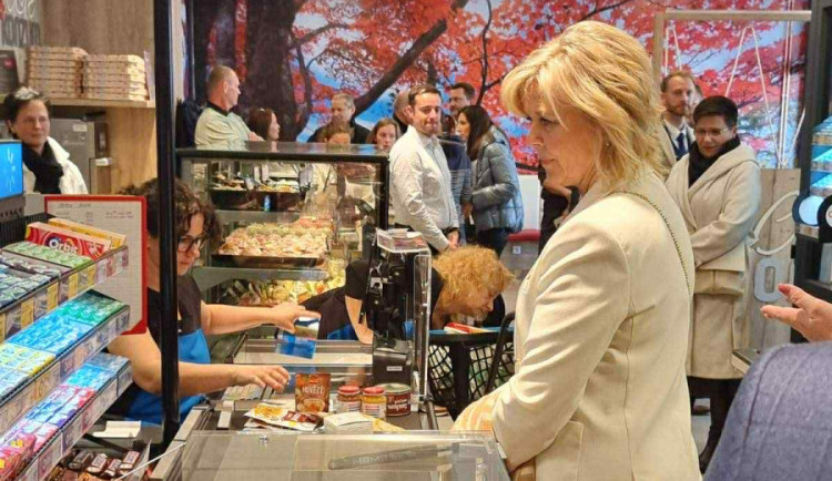 První dáma Eva Pavlová byla mezi prvními zákazníky nové automatizované prodejny v Jeseníku