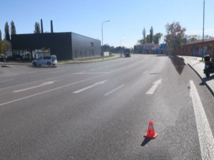 Řidič kamionu si v Přerově nevšiml, že srazil motorkáře. Vyhýbal se přitom jiné nehodě