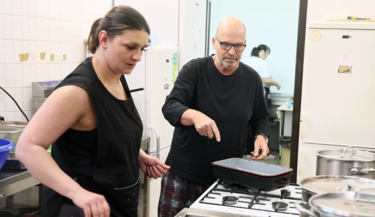 Víc než o vaření šlo o vztahy. V bruntálské Nádražce se po natáčení Ano, šéfe! vystřídal personál