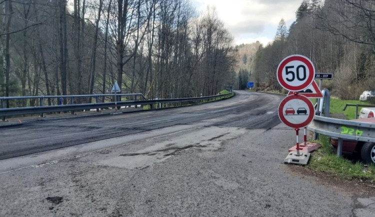 Peklo na cestě do Krkonoš skončí zítra, silničáři dokončují u Čisté opravu serpentin