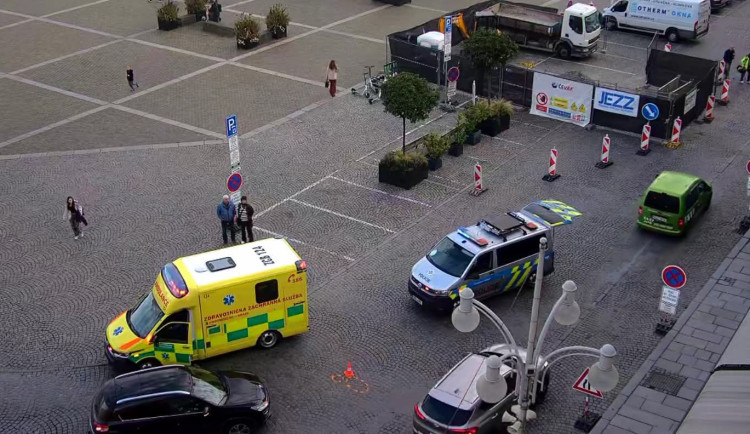 Nepozorný řidič srazil na budějovickém náměstí seniorku, skončila v nemocnici