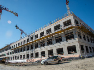VIDEO: Od základů ke čtyřem podlažím. Jak za rok povyrostl superpavilon FN Olomouc?