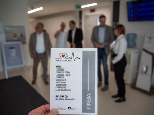 Připravená srdcem. Pacientům na onkologii v Olomouci dobrovolníci servírují kávu zdarma