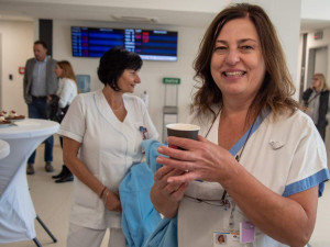 Připravená srdcem. Pacientům na hematoonkologii v Olomouci dobrovolníci servírují kávu zdarma