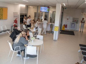 Připravená srdcem. Pacientům na onkologii v Olomouci dobrovolníci servírují kávu zdarma