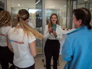 Připravená srdcem. Pacientům na onkologii v Olomouci dobrovolníci servírují kávu zdarma