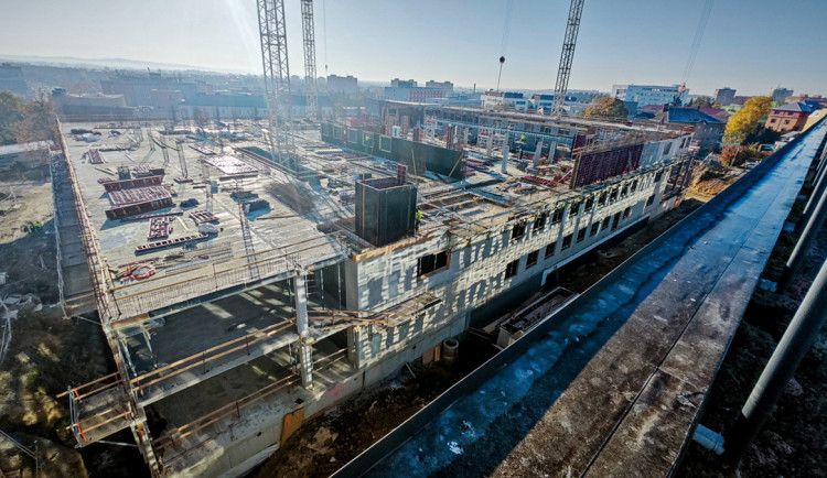 Od základů ke čtyřem podlažím. Jak za rok povyrostl superpavilon FN Olomouc?