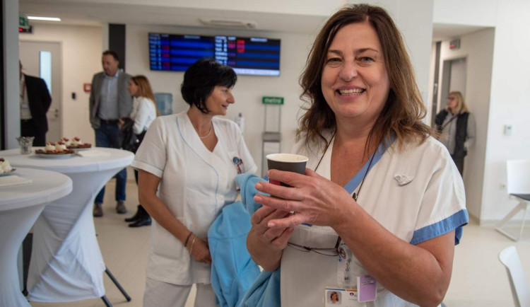 Připravená srdcem. Pacientům na onkologii v Olomouci dobrovolníci servírují kávu zdarma