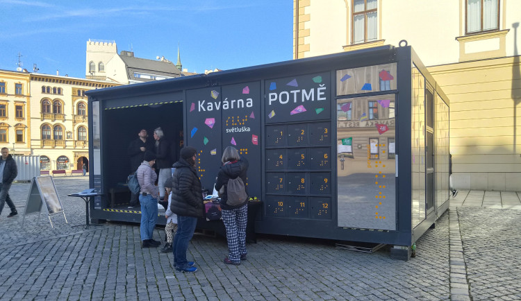 Káva v naprosté tmě. Kavárna Potmě v Olomouci návštěvníkům přibližuje svět nevidomých