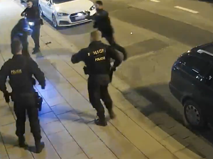 VIDEO: Cizinec s dlouhým nožem útočil na policisty v Olomouci