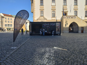 Káva v naprosté tmě. Kavárna Potmě přibližuje v Olomouci návštěvníkům svět nevidomých