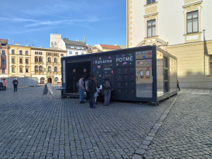 Káva v naprosté tmě. Kavárna Potmě přibližuje v Olomouci návštěvníkům svět nevidomých