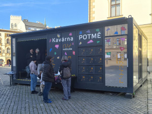 Káva v naprosté tmě. Kavárna Potmě v Olomouci návštěvníkům přibližuje svět nevidomých