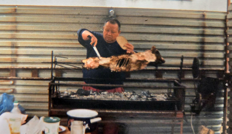 Josef Růžička starší při opékání prasete