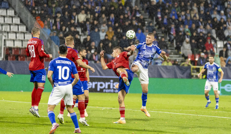 Jan Král v souboji v utkání proti Rakówu Čenstochová