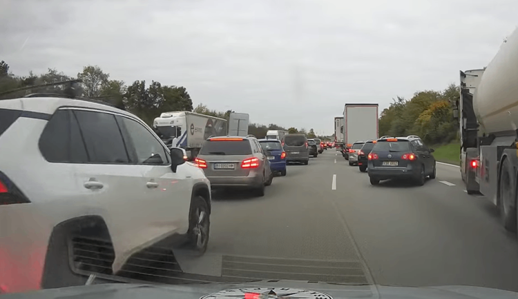 Rodící maminka uvízla v koloně. Do porodnice ji doprovodili policisté, narodila se Klárka